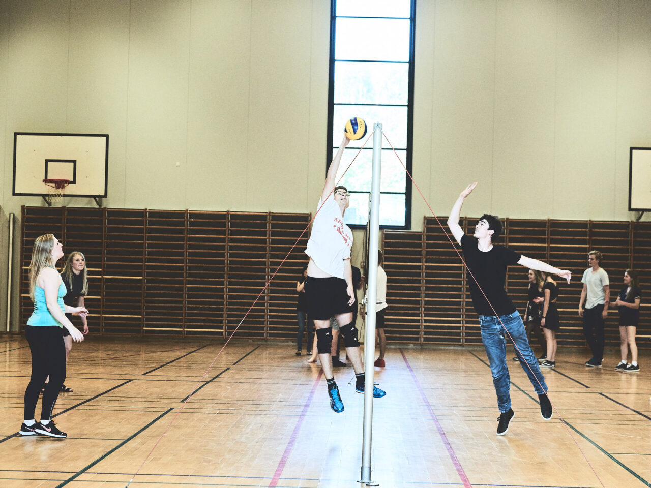 Elever spiller volleyball