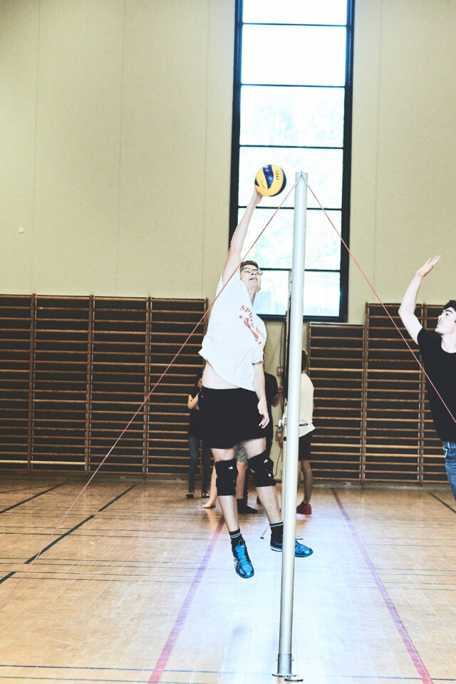 Elever spiller volleyball