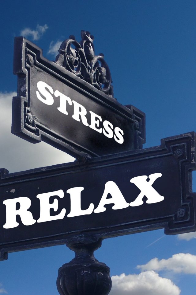 Skilte hvor der står relax og stress på