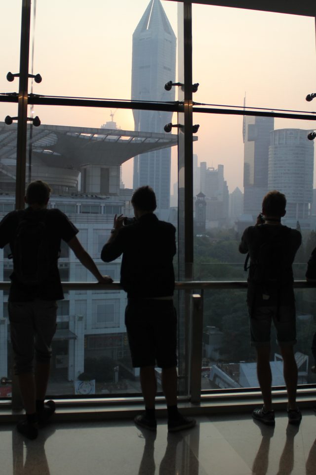 Elever i en skyskraper i Shanghai