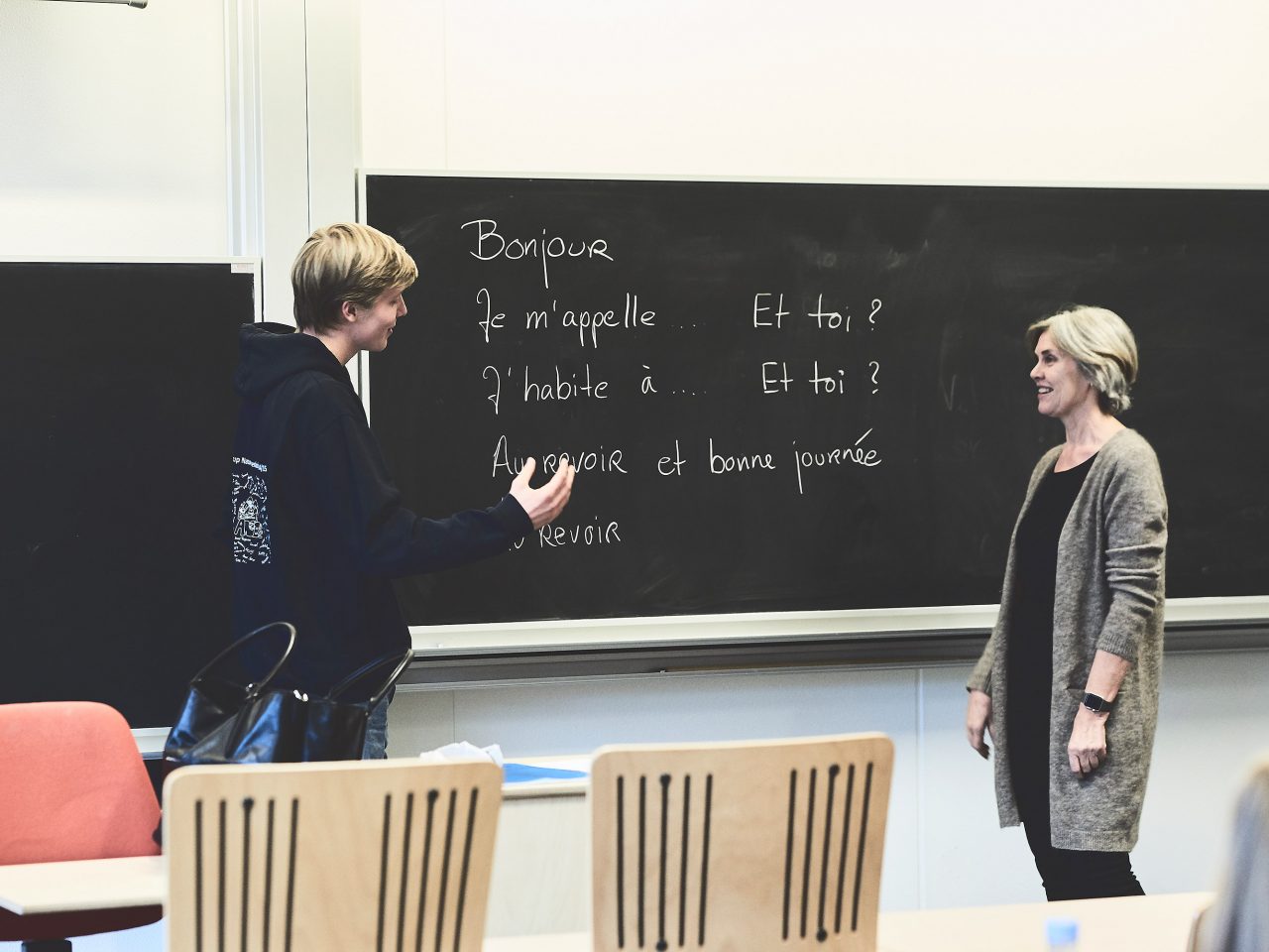 Elev og lærer ved tavlen i en fransktime