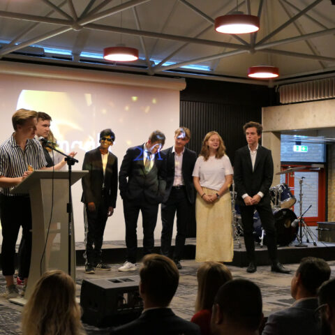 Gruppen bag filmen SuperGlassGuy er på scenen for at modtage en pris