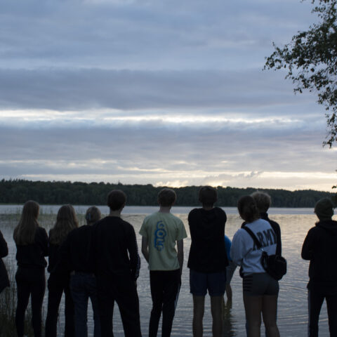 Elever kigger ud over Madum Sø