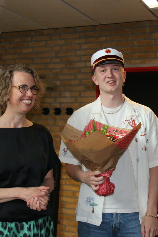 Årets første student Albert fra 3.b modtager blomster fra skolens rektor