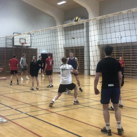 Eleverne spiller volley