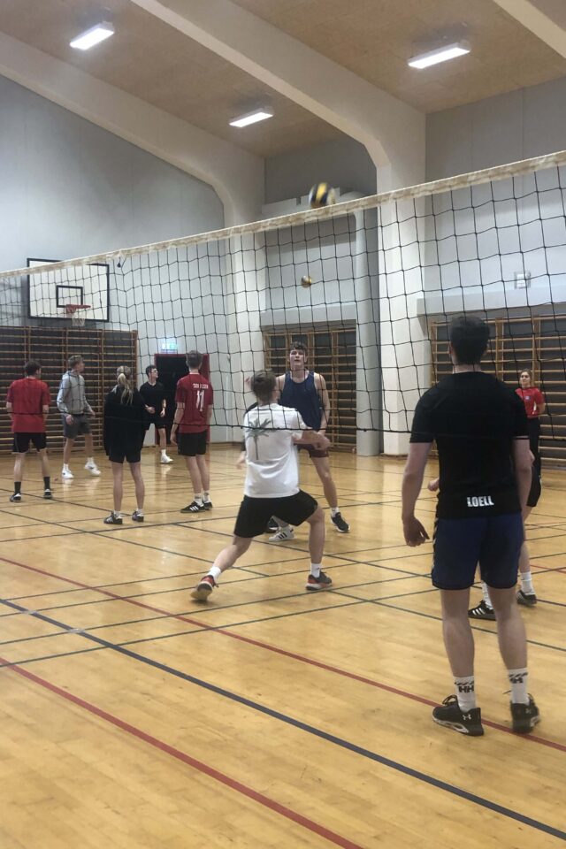 Eleverne spiller volley